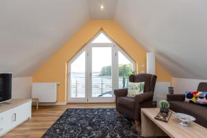 uma sala de estar com uma grande janela e um sofá em Becci's Apartment P6A8 em Plau am See