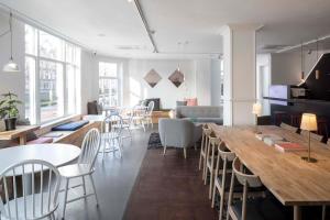 a dining room with a table and chairs at Hotel Light in Rotterdam