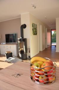 una cesta de manzanas sobre una mesa en una cocina en Apartment PlauSeelig mit Bootsliegeplatz optional, en Plau am See