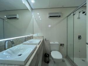 e bagno con lavandino, servizi igienici e doccia. di Home GRAMADO- 400 metros da Rua Coberta a Gramado