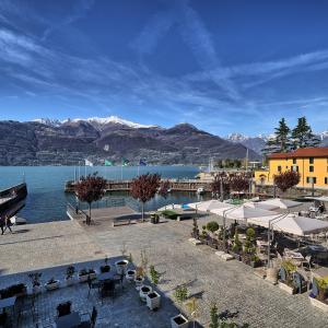 vista su una cassa d'acqua con montagne di Marina Apartments a Colico