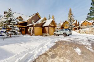 une maison avec une voiture garée dans la neige dans l'établissement Need for Speed, à Donnelly