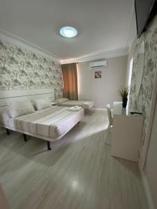 Кровать или кровати в номере Hostal Fuente del Pino