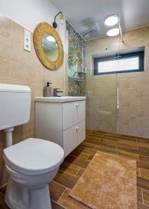 een badkamer met een toilet en een spiegel bij Eged Lodge in Eger