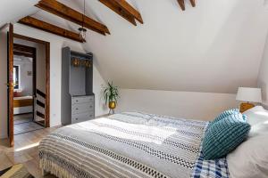 1 dormitorio blanco con 1 cama y vestidor en Eged Lodge en Eger