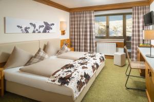 سرير أو أسرّة في غرفة في Hotel-Pension Schattberg