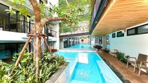 Bazén v ubytování Tour De Phuket Hotel - SHA Plus nebo v jeho okolí