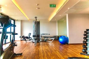Fitness centrum a/nebo fitness zařízení v ubytování Tour De Phuket Hotel - SHA Plus