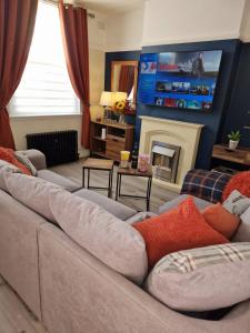 salon z kanapą i telewizorem w obiekcie The Nook Cosby Village 