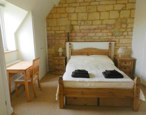 Postel nebo postele na pokoji v ubytování Cotswold Charm George Barn