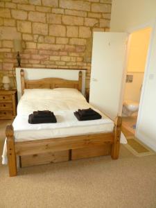 Postel nebo postele na pokoji v ubytování Cotswold Charm George Barn