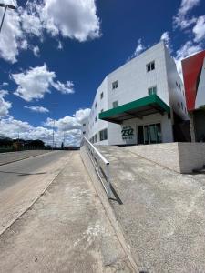 un bâtiment situé sur le côté d'une route dans l'établissement Rota 232 Hotel Caruaru, à Caruaru