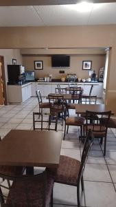 un comedor con mesas y sillas y un bar en Wingate by Wyndham Pittsburgh New Stanton, en New Stanton