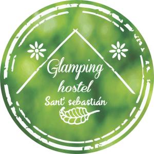Et logo, certifikat, skilt eller en pris der bliver vist frem på Glamping Sant Sebastian