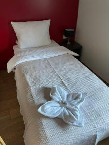 Una cama blanca con un arco blanco. en Gästehaus Linde Salching, en Salching
