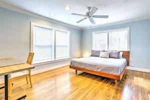 - une chambre avec un lit et un ventilateur de plafond dans l'établissement Houston Home with Private Deck about 2 Mi to Dtwn!, à Houston