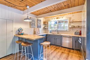 大熊湖的住宿－Dreamy Big Bear Home with Wood Stove and Grill，厨房配有蓝色橱柜和木制天花板