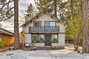 una casa pequeña con un porche en el bosque en Dreamy Big Bear Home with Wood Stove and Grill en Big Bear Lake