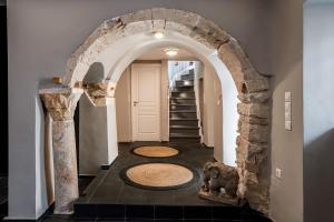 アテネにあるThe Hadrian Wall - A Historic Acropolis Villaの廊下