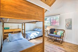 - une chambre avec 2 lits superposés et une chaise dans l'établissement Dreamy Big Bear Home with Wood Stove and Grill, à Big Bear Lake
