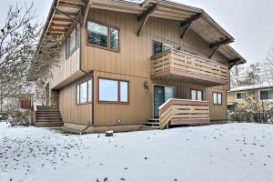 une maison avec de la neige devant elle dans l'établissement Modern Anchorage Apartment Near Hospitals!, à Anchorage