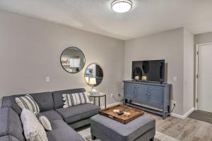 - un salon avec un canapé et une télévision dans l'établissement Modern Anchorage Apartment Near Hospitals!, à Anchorage