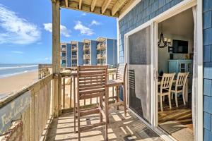 Balkoni atau teres di North Topsail Oceanfront Condo with Balcony!