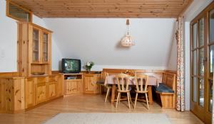 TV a/nebo společenská místnost v ubytování Bauerborchardt - Urlaub am Bauernhof bei Familie Borchardt