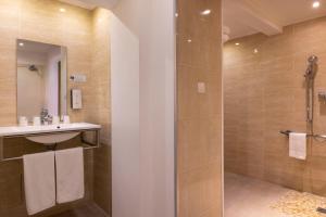 La salle de bains est pourvue d'un lavabo et d'une douche. dans l'établissement Chatillon Paris Montparnasse, à Paris