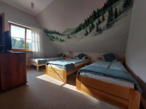 Giường trong phòng chung tại Góra Dzikowiec "Chata Dzika"