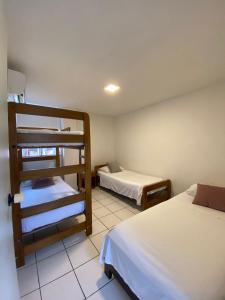 サンタ・マルタにあるNajhomi Beachの二段ベッド2組が備わるドミトリールームのベッド1台分です。