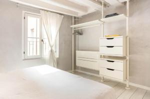 - une chambre blanche avec un lit et une fenêtre dans l'établissement MMeSuite Arena di Verona by Maisonme Collection, à Vérone