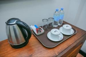 - Mesa con hervidor de agua, tazas y botellas de agua en Olive Ivory, en Nuwara Eliya