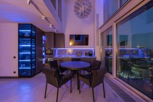 Posezení v ubytování The Penthouse Kyiv