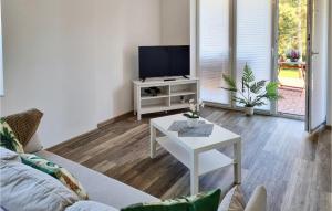 - un salon avec une télévision et une table blanche dans l'établissement Amazing Apartment In Passow Ot Charlottenho With Kitchen, à Zahren