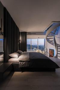 Postel nebo postele na pokoji v ubytování The Penthouse Kyiv