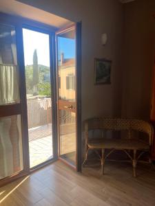 ein Wohnzimmer mit einer Tür, die auf einen Balkon führt in der Unterkunft B&b A casa di Maybe in Caserta
