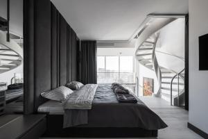 Postel nebo postele na pokoji v ubytování The Penthouse Kyiv