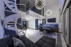 Posezení v ubytování The Penthouse Kyiv