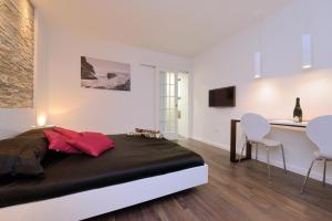 1 dormitorio con 1 cama, mesa y sillas en Guest house D&G -I apartment & room, en Zadar