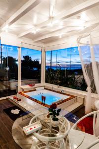 Duży pokój z basenem i dużym oknem w obiekcie Resort Villa La Perla Sul Mare w mieście Leporano Marina