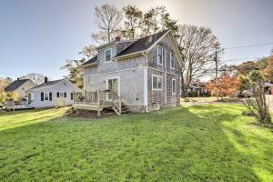 una casa antigua con un porche en un patio en Cozy Historic Wakefield Home Close to Beaches en South Kingstown