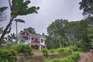 une maison sur le côté d'une colline en terre dans l'établissement God's gift, à Devikolam