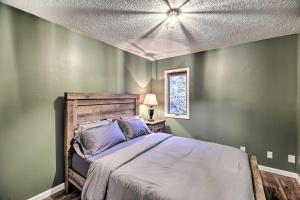 een slaapkamer met een bed met een plafond bij Peaceful Cottage with Mtn View Near ATV Trails! in Welch