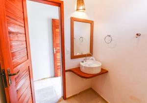 a bathroom with a sink and a mirror at Pousada Naná in Prea