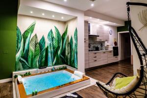Pokój z basenem z malowidłem z liści w obiekcie Resort Villa La Perla Sul Mare w mieście Leporano Marina