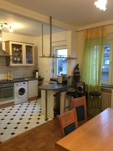 eine Küche mit einem Tisch und einer Arbeitsplatte in der Unterkunft Apartment am Friedrich Ebert Park mit über 100qm Wohnfläche in Hamm
