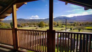 vistas a las montañas desde el porche de una cabaña en Casa rural El Bujo, en Solana de Ávila