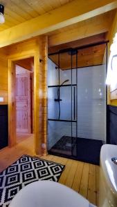 a room with a bath tub in a wooden room at Casa rural El Bujo in Solana de ávila