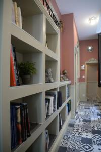 南錫的住宿－Le Stanislas, un style!，走廊上摆放着书架,书架上满是书
